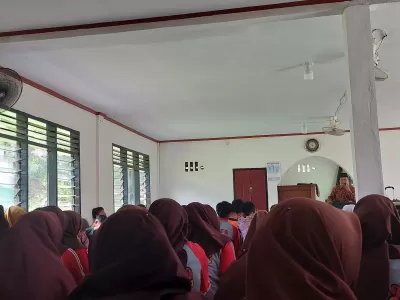 Mendengar Ceramah dari Ust
