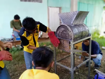 Pembuatan Mesin Perontok Jagung