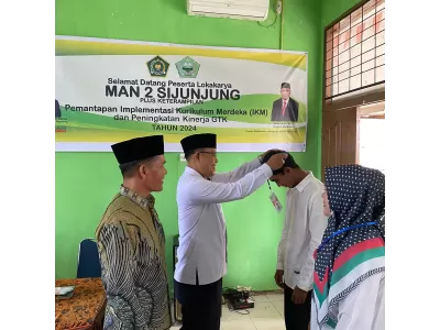 Pengalungan Tanda Peserta Lokakarya