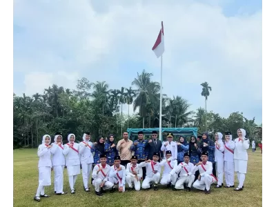 Foto Bersama Anggota Paskibraka Kec